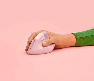 Logitech signe le retour de la souris verticale avec Lift, à prix contenu